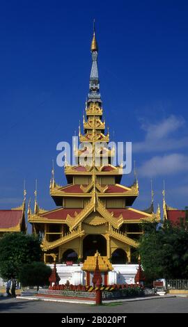 Birmanie/Myanmar : Palais du Roi Mindon, Mandalay (reconstruit). Les presque 3 km de remparts du fort Mandalay entourent le palais du roi Mindon. Les murs s'élèvent à 8 m (26 pi). Le palais a été construit entre 1857 et 1859 dans le cadre de la fondation par le roi Mindon de la nouvelle capitale royale de Mandalay. Le plan du palais de Mindon suit largement la conception traditionnelle du palais birman, à l'intérieur d'un fort fortifié entouré de douves. Le palais lui-même est au centre de la citadelle et fait face à l'est. Tous les bâtiments du palais sont d'un étage en hauteur. Banque D'Images