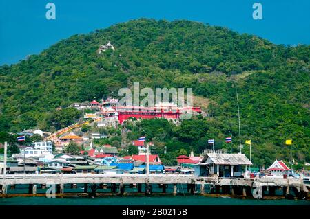 Thaïlande : le temple chinois San Chao Paw Khao Yai surplombe le port de Ko Sichang, province de Chonburi. Mystère entoure ce temple chinois coloré à plusieurs niveaux avec certains historiens disant qu'il remonte à la dynastie chinoise Ming (1368-1644). Il est communément admis qu'un sanctuaire a été fondé sur ce site par des marins chinois après qu'ils ont repéré une lumière réfléchie d'une grotte, qu'ils ont utilisé comme phare de fortune pour la navigation. Le temple a été construit quelque temps plus tard, principalement à l'usage des pèlerins chinois. Banque D'Images