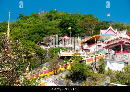 Thaïlande : le temple chinois de San Chao Paw Khao Yai, Ko Sichang, province de Chonburi. Mystère entoure ce temple chinois coloré à plusieurs niveaux avec certains historiens disant qu'il remonte à la dynastie chinoise Ming (1368-1644). Il est communément admis qu'un sanctuaire a été fondé sur ce site par des marins chinois après qu'ils ont repéré une lumière réfléchie d'une grotte, qu'ils ont utilisé comme phare de fortune pour la navigation. Le temple a été construit quelque temps plus tard, principalement à l'usage des pèlerins chinois. Ko si Chang a été occupé par les Français en 1893 et a été la retraite d'été de plusieurs rois siamois. Banque D'Images