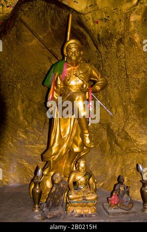 Thaïlande : Sun Wukong (le roi singe dans le classique littéraire chinois 'voyage vers l'Ouest') dans les grottes du sanctuaire du temple chinois San Chao Paw Khao Yai, Ko Sichang, province de Chonburi. Mystère entoure ce temple chinois coloré à plusieurs niveaux avec certains historiens disant qu'il remonte à la dynastie chinoise Ming (1368-1644). Il est communément admis qu'un sanctuaire a été fondé sur ce site par des marins chinois après qu'ils ont repéré une lumière réfléchie d'une grotte, qu'ils ont utilisé comme phare de fortune pour la navigation. Le temple a été construit quelque temps plus tard, principalement pour les pèlerins chinois à utiliser. Banque D'Images