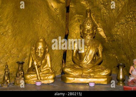 Thaïlande : figures d'ermite dans les grottes du temple chinois San Chao Paw Khao Yai, Ko Sichang, province de Chonburi. Mystère entoure ce temple chinois coloré à plusieurs niveaux avec certains historiens disant qu'il remonte à la dynastie chinoise Ming (1368-1644). Il est communément admis qu'un sanctuaire a été fondé sur ce site par des marins chinois après qu'ils ont repéré une lumière réfléchie d'une grotte, qu'ils ont utilisé comme phare de fortune pour la navigation. Le temple a été construit quelque temps plus tard, principalement à l'usage des pèlerins chinois. Banque D'Images