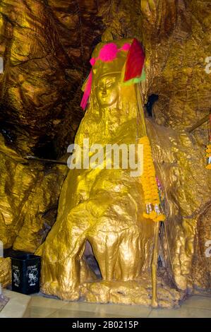 Thaïlande : une statue dans les grottes du sanctuaire du temple chinois San Chao Paw Khao Yai, Ko Sichang, province de Chonburi. Mystère entoure ce temple chinois coloré à plusieurs niveaux avec certains historiens disant qu'il remonte à la dynastie chinoise Ming (1368-1644). Il est communément admis qu'un sanctuaire a été fondé sur ce site par des marins chinois après qu'ils ont repéré une lumière réfléchie d'une grotte, qu'ils ont utilisé comme phare de fortune pour la navigation. Le temple a été construit quelque temps plus tard, principalement à l'usage des pèlerins chinois. Banque D'Images