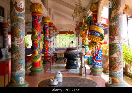 Thaïlande : le temple chinois de San Chao Paw Khao Yai, Ko Sichang, province de Chonburi. Mystère entoure ce temple chinois coloré à plusieurs niveaux avec certains historiens disant qu'il remonte à la dynastie chinoise Ming (1368-1644). Il est communément admis qu'un sanctuaire a été fondé sur ce site par des marins chinois après qu'ils ont repéré une lumière réfléchie d'une grotte, qu'ils ont utilisé comme phare de fortune pour la navigation. Le temple a été construit quelque temps plus tard, principalement à l'usage des pèlerins chinois. Banque D'Images