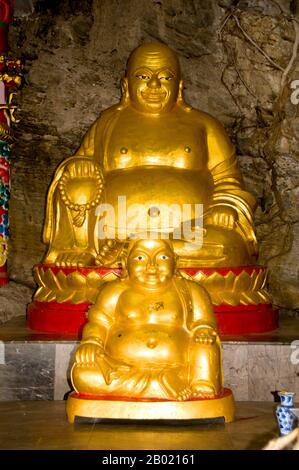 Thaïlande : Bouddhas gras dans le temple chinois de San Chao Paw Khao Yai, Ko Sichang, province de Chonburi. Mystère entoure ce temple chinois coloré à plusieurs niveaux avec certains historiens disant qu'il remonte à la dynastie chinoise Ming (1368-1644). Il est communément admis qu'un sanctuaire a été fondé sur ce site par des marins chinois après qu'ils ont repéré une lumière réfléchie d'une grotte, qu'ils ont utilisé comme phare de fortune pour la navigation. Le temple a été construit quelque temps plus tard, principalement à l'usage des pèlerins chinois. Banque D'Images