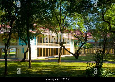 Thaïlande : vue extérieure du palais royal Phra Ratchaniwet Marukhathaiyawan, Cha-am, province de Phetchaburi. Le palais royal Phra Ratchaniwet Marukhathaiyawan était la résidence d'été de Rama VI (roi Vajiravudh, 1er janvier 1881 - 26 novembre 1925). Il a été construit en 1923 en seulement 16 jours. Malheureusement, le roi mourut deux ans plus tard et le palais fut abandonné. Le palais de Marukhathaiyawan, qui signifie « le palais de l'amour et de l'espoir », a été conçu par l'architecte italien Ercole Manfredi. Banque D'Images