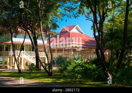 Thaïlande : vue extérieure du palais royal Phra Ratchaniwet Marukhathaiyawan, Cha-am, province de Phetchaburi. Le palais royal Phra Ratchaniwet Marukhathaiyawan était la résidence d'été de Rama VI (roi Vajiravudh, 1er janvier 1881 - 26 novembre 1925). Il a été construit en 1923 en seulement 16 jours. Malheureusement, le roi mourut deux ans plus tard et le palais fut abandonné. Le palais de Marukhathaiyawan, qui signifie « le palais de l'amour et de l'espoir », a été conçu par l'architecte italien Ercole Manfredi. Banque D'Images