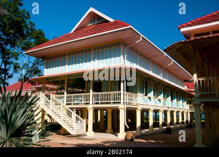 Thaïlande : vue extérieure du palais royal Phra Ratchaniwet Marukhathaiyawan, Cha-am, province de Phetchaburi. Le palais royal Phra Ratchaniwet Marukhathaiyawan était la résidence d'été de Rama VI (roi Vajiravudh, 1er janvier 1881 - 26 novembre 1925). Il a été construit en 1923 en seulement 16 jours. Malheureusement, le roi mourut deux ans plus tard et le palais fut abandonné. Le palais de Marukhathaiyawan, qui signifie « le palais de l'amour et de l'espoir », a été conçu par l'architecte italien Ercole Manfredi. Banque D'Images