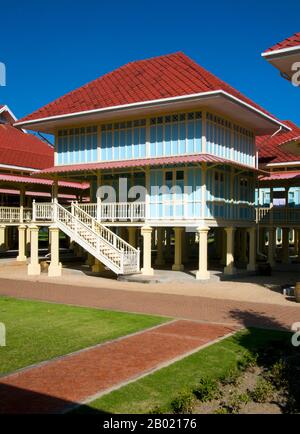 Thaïlande : vue extérieure du palais royal Phra Ratchaniwet Marukhathaiyawan, Cha-am, province de Phetchaburi. Le palais royal Phra Ratchaniwet Marukhathaiyawan était la résidence d'été de Rama VI (roi Vajiravudh, 1er janvier 1881 - 26 novembre 1925). Il a été construit en 1923 en seulement 16 jours. Malheureusement, le roi mourut deux ans plus tard et le palais fut abandonné. Le palais de Marukhathaiyawan, qui signifie « le palais de l'amour et de l'espoir », a été conçu par l'architecte italien Ercole Manfredi. Banque D'Images