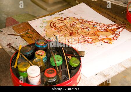 Thaïlande : Painting a Puppet Theatre, Shadow Puppet Theatre, Nakhon Sri Thammarat. 'Nang talung' est le théâtre de marionnettes d'ombre populaire dans le sud de la Thaïlande. Il s'agit d'une forme d'art dont on dit qu'elle est née dès 400 av. J.-C. en Asie du Sud-est. Les spectacles durent généralement jusque tard dans la nuit et restent une partie essentielle, bien que diminuant, de la vie de village dans le Sud profond de la Thaïlande. «Nang» signifie «peau d'animal», dans laquelle les figures sont découpées. «Talung» fait référence à Phatthalung, une ville du sud de la Thaïlande où la forme d'art est censée être originaire. Banque D'Images