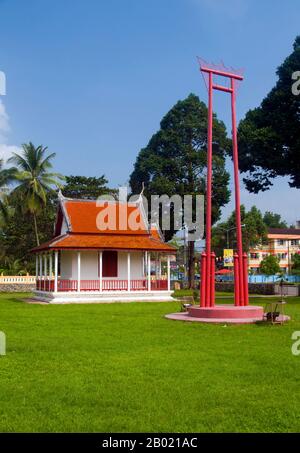 Thaïlande : Sanctuaire Phra I-suan avec une petite réplique de la balançoire géante de Bangkok (Sao Ching Chaa), Nakhon Sri Thammarat. Le Phra I-suan contient un linga Shiva de 1 m (3 pieds) qui date peut-être du 6ème siècle de notre ère. Nakhon si Thammarat a été le centre administratif du sud de la Thaïlande pendant la majeure partie de son histoire. À l'origine une ville côtière, l'envasement a éloigné le littoral de la ville. C'est l'une des plus anciennes villes de Thaïlande et la plupart des historiens reconnaissent le Royaume de Tambralinga comme précurseur de Nakhon si Thammarat. Banque D'Images