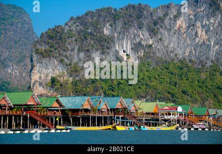 Thaïlande: Village de pêcheurs musulmans de Panyi, parc national d'Ao Phang Nga (baie de Phangnga), province de Phang Nga. Ko Panyi est un grand affleurement karstique dans le lee dont un village de pêcheurs thaïlandais musulman prospère abrite le sud-ouest de la Monsoon. L'emplacement inhabituel du village de pêcheurs musulman étouffé, avec la mosquée et le minaret inattendus, a fourni aux habitants de Ko Panyi une source de revenu supplémentaire inattendue et bienvenue dans les années qui ont suivi l'avènement du tourisme. Bien que l'île soit devenue commercialisée, les gens sont remarquablement ouverts et amicaux. Banque D'Images