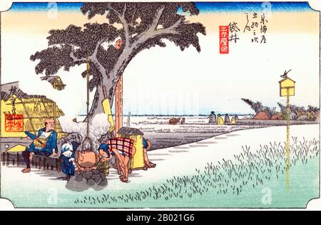 Japon : 'Station Twenty-Seven : Fukuroi Teahouse'. Estampe sur bois ukiyo-e de la série 'cinquante-trois stations de la route de Tôkaidô' par Utagawa Hiroshige (1797-1858), vers 1834. Fukuroi : Coolies reposant près d'un abri en bordure de route, tandis qu'une grande bouilloire, suspendue à la branche d'un arbre, est en ébullition ; une femme remue le feu, tandis qu'un Coolie allume sa pipe à elle. Près de l'arbre se dresse un poteau de direction de la route, et sur la droite est un oiseau perché sur un panneau d'affichage de bord de route ; derrière sont des champs de riz, au bord de laquelle se dresse le village. Dans ce voisinage, l'autoroute passait à travers des champs désolés. Banque D'Images