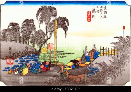 Fujikawa: Le chef de la procession d'un daimyo à l'entrée d'un village, et trois paysans qui font l'obéissance au fur et à mesure qu'elle passe. L'utilisateur le plus fréquent de l'autoroute était le seigneur féodal avec sa rétinue. Les commonaires qui ont traversé la procession ont dû se agenouiller sur le terrain pour payer leurs respects et y rester jusqu'à ce que la procession soit passée. Utagawa Hiroshige (歌川 広重, 1797 – 12 octobre 1858) était un artiste ukiyo-e japonais et l'un des derniers grands artistes de cette tradition. Il a également été appelé Andō Hiroshige (安藤 広重) (une combinaison irrégulière de nom de famille et de nom d'art) et par l'art n Banque D'Images