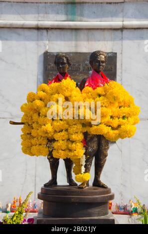 La dynastie Chakri de Rama I a rencontré son premier grand test dans l'invasion massive birmane de 1785. Le roi Bodawpaya de Birmanie (1781-1819) a envoyé plus de 100 000 soldats dans cinq armées contre Siam. Les forces birmanes qui ont envahi le sud de la Thaïlande ont bénéficié d'un premier succès mais ont été arrêtées à Thalang, dans le centre de Phuket, par la bravoure des défenseurs locaux. Deux soeurs - Chan, ou 'Date Plum', et Muk, ou 'Pearl', la veuve et la belle-sœur du défunt gouverneur, ont organisé la résistance en ordonnant aux femmes locales de couper leurs cheveux court et de s'habiller comme des hommes. Quand le commandant birman a vu les défenses, il l'était Banque D'Images