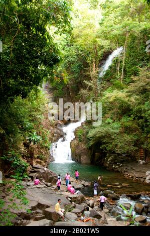 Thaïlande : cascade de Phlio, parc national Nam Tok Phlio (Phliw), province de Chanthaburi. Le parc national Namtok Phlio a été désigné parc national en 1975 et appelé à l'origine parc national de Khao sa BaP. Il couvre une superficie de 135 km2 (52 milles carrés) et contient certaines des forêts tropicales les plus luxuriantes de Thaïlande. La faune du parc comprend 32 espèces de mammifères et 156 espèces d'oiseaux. Cerf aboyant, tigre, léopard et ours noir asiatique sont parmi ses plus grands habitants. Banque D'Images