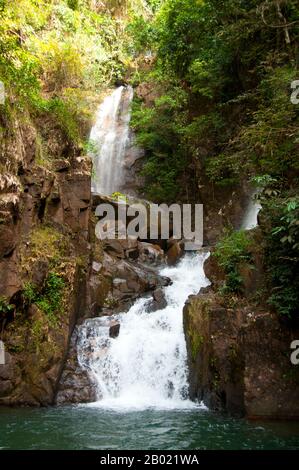 Thaïlande : cascade de Phlio, parc national Nam Tok Phlio (Phliw), province de Chanthaburi. Le parc national Namtok Phlio a été désigné parc national en 1975 et appelé à l'origine parc national de Khao sa BaP. Il couvre une superficie de 135 km2 (52 milles carrés) et contient certaines des forêts tropicales les plus luxuriantes de Thaïlande. La faune du parc comprend 32 espèces de mammifères et 156 espèces d'oiseaux. Cerf aboyant, tigre, léopard et ours noir asiatique sont parmi ses plus grands habitants. Banque D'Images