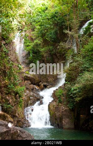 Thaïlande : cascade de Phlio, parc national Nam Tok Phlio (Phliw), province de Chanthaburi. Le parc national Namtok Phlio a été désigné parc national en 1975 et appelé à l'origine parc national de Khao sa BaP. Il couvre une superficie de 135 km2 (52 milles carrés) et contient certaines des forêts tropicales les plus luxuriantes de Thaïlande. La faune du parc comprend 32 espèces de mammifères et 156 espèces d'oiseaux. Cerf aboyant, tigre, léopard et ours noir asiatique sont parmi ses plus grands habitants. Banque D'Images