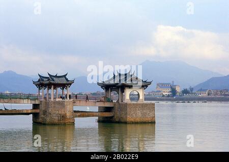 Guangji Bridge (chinois simplifié: 广济桥; chinois traditionnel: 廣濟橋; pinyin: Guǎng Jì Qiáo; littéralement "Great Charity Bridge"), également connu sous le nom de Xiangzi Bridge (chinois simplifié: 湘子桥; chinois traditionnel: 湘子橋; pinyin: Xiāng Zǐ Qiáo) est un pont ancien qui traverse la rivière Han à Chaozhou. Le pont est réputé comme l'un des quatre célèbres ponts anciens de Chine; les trois autres sont le pont de Zhaozhou, le pont de Luoyang et le pont de Lugou. Le Guangji était à l'origine un pont de ponton construit en AD 1170 pendant la dynastie Southern Song d'une longueur de 518 mètres (1,699 pi). Plus tard, la construction de Banque D'Images