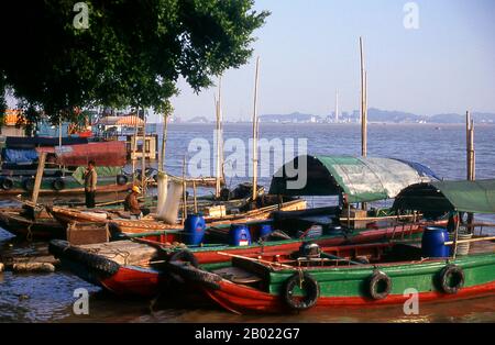 Shantou est une ville portuaire ouverte au commerce extérieur après la seconde guerre anglo-chinoise, également connue sous le nom de guerre De L'Opium (1856 - 1860 ce). La ville est devenue un port de traité britannique en 1858. Les premiers ports du traité en Chine étaient britanniques et ont été établis à la fin de la première guerre De L'Opium par le Traité de Nanking en 1842. En plus de céder l'île de Hong Kong au Royaume-Uni à perpétuité, le traité a également établi cinq ports de traité à Shanghai, Canton, Ningpo, Fuchow et Amoy. Les concessions françaises et américaines ont suivi peu après. Le deuxième groupe de ports de traités britanniques W Banque D'Images