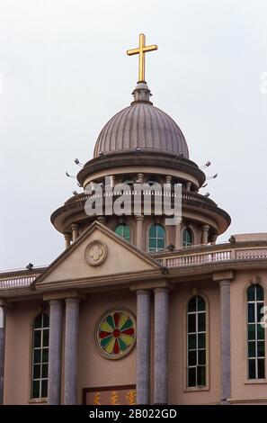 Shantou est une ville portuaire ouverte au commerce extérieur après la seconde guerre anglo-chinoise, également connue sous le nom de guerre De L'Opium (1856 - 1860 ce). La ville est devenue un port de traité britannique en 1858. Les premiers ports du traité en Chine étaient britanniques et ont été établis à la fin de la première guerre De L'Opium par le Traité de Nanking en 1842. En plus de céder l'île de Hong Kong au Royaume-Uni à perpétuité, le traité a également établi cinq ports de traité à Shanghai, Canton, Ningpo, Fuchow et Amoy. Les concessions françaises et américaines ont suivi peu après. Le deuxième groupe de ports de traités britanniques W Banque D'Images