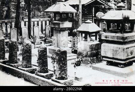Sengaku-ji (泉岳寺) est un temple bouddhiste zen Sōtō situé dans le quartier Takanawa de Minato-ku, près de la gare de Shinagawa, Tokyo, Japon. Les tombes d'Asano Takumi no Kami Naganori et Les Quarante-sept Ronin y sont situées. La vengeance du Quarante-sept Ronin (四十七士 Shi-jū-shichi-shi), également connu sous le nom De Quarante-sept Samurai, la vendetta Akō ou l'incident de Genroku Akō (元禄赤穂事件 Genroku akō jiken) a eu lieu au Japon au début du XVIIIe siècle. L'un des chercheurs japonais a décrit l'histoire comme la « légende nationale » du pays. Il raconte le cas le plus célèbre impliquant le code samouraï de Banque D'Images