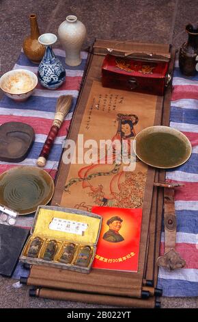 Chine : une grande brosse de calligraphie, une brochure Mao et divers autres articles éclectiques à vendre dans un marché à Quanzhou, province du Fujian. Quanzhou a été fondée en 718 sous la dynastie Tang (618-907). À cette époque, Guangzhou était le plus grand port maritime de Chine, mais ce statut serait dépassé plus tard par Quanzhou. Pendant la dynastie Song (960-1279) et la dynastie Yuan (1279-1368), Quanzhou était l'un des plus grands ports maritimes du monde, accueillant une grande communauté d'habitants nés à l'étranger de tout le monde eurasien. Banque D'Images