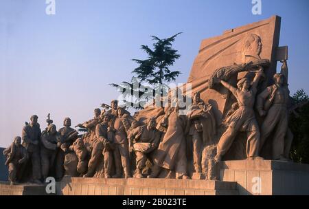 La place Tiananmen est la troisième place publique au monde, couvrant 100 acres. Il a été utilisé comme lieu de rassemblement public pendant les dynasties Ming et Qing. La place est le cœur politique de la Chine moderne. Les étudiants de l'université de Beijing sont venus ici pour protester contre les demandes japonaises contre la Chine en 1919, et c'est de la tribune de la porte de la paix céleste que le Président Mao a annoncé la création de la République Populaire de Chine en 1949. Plus d'un million de personnes se sont rassemblées ici en 1976 pour pleurer le décès du leader communiste Zhou Enlai. En 1989, la place était le site de fourmis massif Banque D'Images