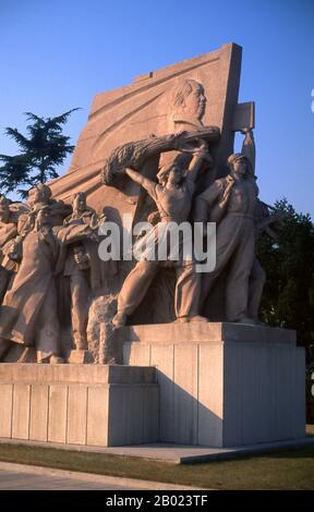 La place Tiananmen est la troisième place publique au monde, couvrant 100 acres. Il a été utilisé comme lieu de rassemblement public pendant les dynasties Ming et Qing. La place est le cœur politique de la Chine moderne. Les étudiants de l'université de Beijing sont venus ici pour protester contre les demandes japonaises contre la Chine en 1919, et c'est de la tribune de la porte de la paix céleste que le Président Mao a annoncé la création de la République Populaire de Chine en 1949. Plus d'un million de personnes se sont rassemblées ici en 1976 pour pleurer le décès du leader communiste Zhou Enlai. En 1989, la place était le site de fourmis massif Banque D'Images