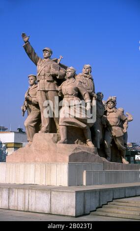 La place Tiananmen est la troisième place publique au monde, couvrant 100 acres. Il a été utilisé comme lieu de rassemblement public pendant les dynasties Ming et Qing. La place est le cœur politique de la Chine moderne. Les étudiants de l'université de Beijing sont venus ici pour protester contre les demandes japonaises contre la Chine en 1919, et c'est de la tribune de la porte de la paix céleste que le Président Mao a annoncé la création de la République Populaire de Chine en 1949. Plus d'un million de personnes se sont rassemblées ici en 1976 pour pleurer le décès du leader communiste Zhou Enlai. En 1989, la place était le site de fourmis massif Banque D'Images