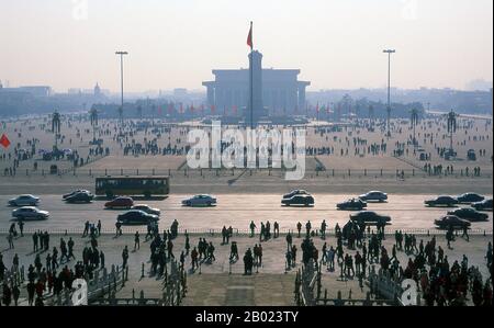 La place Tiananmen est la troisième place publique au monde, couvrant 100 acres. Il a été utilisé comme lieu de rassemblement public pendant les dynasties Ming et Qing. La place est le cœur politique de la Chine moderne. Les étudiants de l'université de Beijing sont venus ici pour protester contre les demandes japonaises contre la Chine en 1919, et c'est de la tribune de la porte de la paix céleste que le Président Mao a annoncé la création de la République Populaire de Chine en 1949. Plus d'un million de personnes se sont rassemblées ici en 1976 pour pleurer le décès du leader communiste Zhou Enlai. En 1989, la place était le site de fourmis massif Banque D'Images