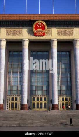 La Grande salle Du Peuple, à l'extrémité ouest de la place Tiananmen, a été achevée en 1959 et est le siège de la législature chinoise. Il est le lieu de rencontre du Congrès national Du Peuple, le parlement chinois. La place Tiananmen est la troisième place publique au monde, couvrant 100 acres. Il a été utilisé comme lieu de rassemblement public pendant les dynasties Ming et Qing. La place est le cœur politique de la Chine moderne. Les étudiants de l'université de Pékin sont venus ici pour protester contre les demandes japonaises sur la Chine en 1919, et c'est de la tribune de la porte de la paix céleste que Cha Banque D'Images