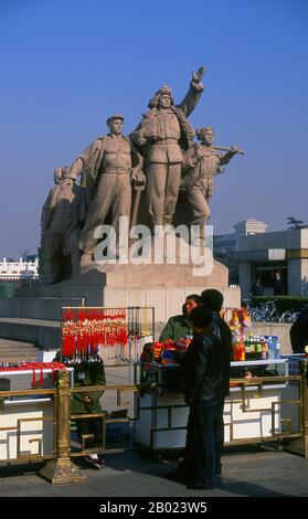 La place Tiananmen est la troisième place publique au monde, couvrant 100 acres. Il a été utilisé comme lieu de rassemblement public pendant les dynasties Ming et Qing. La place est le cœur politique de la Chine moderne. Les étudiants de l'université de Beijing sont venus ici pour protester contre les demandes japonaises contre la Chine en 1919, et c'est de la tribune de la porte de la paix céleste que le Président Mao a annoncé la création de la République Populaire de Chine en 1949. Plus d'un million de personnes se sont rassemblées ici en 1976 pour pleurer le décès du leader communiste Zhou Enlai. En 1989, la place était le site de fourmis massif Banque D'Images