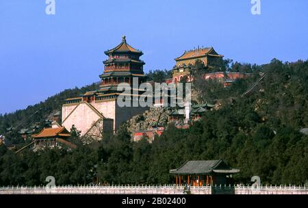 Le Palais d'été (Yiheyuan) a été créé à l'origine pendant la dynastie Ming, mais a été conçu dans sa forme actuelle par l'empereur Qing Qianlong (r. 1736 - 1795). C'est cependant la mère de Qianlong, l'impératrice de Qing Dowager Cixi, qui est le plus irrévocablement liée au palais, puisqu'elle l'avait restaurée deux fois pendant son règne, une fois en 1860 après qu'elle ait été pillé par les troupes britanniques et françaises pendant la seconde guerre De L'Opium, Et encore une fois en 1902, lorsque des troupes étrangères ont demandé des représailles à la Rébellion Boxer, un mouvement anti-chrétien. Banque D'Images