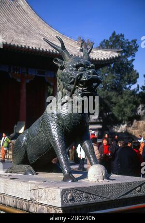 Le Qilin (chinois: 麒麟; pinyin: Qílín; Wade–Giles: Ch'i-lin) est une créature chimérique chinoise mythique à accrochage connue dans diverses cultures d'Asie de l'est, et semble apparaître avec l'arrivée imminente ou le passage d'un sage sage sage ou d'un dirigeant illustrié. Il est souvent représenté avec ce qui ressemble au feu partout dans son corps. Le Palais d'été (Yiheyuan) a été créé à l'origine pendant la dynastie Ming, mais a été conçu dans sa forme actuelle par l'empereur Qing Qianlong (r. 1736 - 1795). C'est cependant la mère de Qianlong, l'impératrice de Qing Dowager Cixi, qui est la plus irrévocablement liée au palais, depuis elle h Banque D'Images