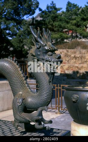 Chine : gardien de dragon en bronze, Palais d'été (Yíhe Yuan), Pékin. Le Palais d'été (Yiheyuan) a été créé à l'origine sous la dynastie Ming, mais a été conçu dans sa forme actuelle par l'empereur Qing Qianlong (R. 1736-1795). C’est cependant la mère de Qianlong, l’impératrice douairière Qing Cixi, qui est la plus irrévocablement liée au palais, puisqu’elle l’a fait restaurer deux fois pendant son règne, une fois en 1860 après son pillage par les troupes britanniques et françaises pendant la seconde guerre de l’opium, et une fois de plus en 1902 pendant la rébellion des Boxers. Banque D'Images