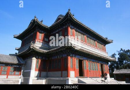 Le Palais d'été (Yiheyuan) a été créé à l'origine pendant la dynastie Ming, mais a été conçu dans sa forme actuelle par l'empereur Qing Qianlong (r. 1736 - 1795). C'est cependant la mère de Qianlong, l'impératrice de Qing Dowager Cixi, qui est le plus irrévocablement liée au palais, puisqu'elle l'avait restaurée deux fois pendant son règne, une fois en 1860 après qu'elle ait été pillé par les troupes britanniques et françaises pendant la seconde guerre De L'Opium, Et encore une fois en 1902, lorsque des troupes étrangères ont demandé des représailles à la Rébellion Boxer, un mouvement anti-chrétien. Banque D'Images