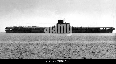 Japon : porte-avions Shinano de la Marine impériale japonaise, 1944. Le Shinano, nommé d'après l'ancienne province de Shinano, était un porte-avions de la marine impériale japonaise pendant la IIe Guerre mondiale initialement érigé en troisième des cuirassés de la classe Yamato, la coque partiellement complète du Shinano a été convertie en porte-avions en 1942, à mi-chemin de la construction. Au cours des deux années suivantes, le Shinano a été fortement modifié pour servir de grand transporteur de soutien. Une fois terminé, il avait un déplacement à pleine charge de 72 000 tonnes (73 000 t), le plus grand porte-avions jamais construit à l'époque. Banque D'Images