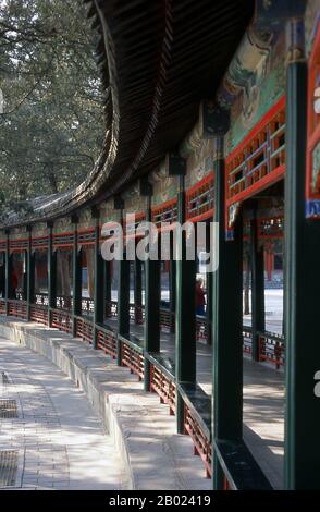 Le long Corridor a été construit pour la première fois en 1750, lorsque l'empereur Qianlong a commandé des travaux pour convertir la région en un jardin impérial. Le couloir a été construit pour que la mère de l'empereur puisse profiter d'une promenade à travers les jardins protégés des éléments. Comme la plupart du palais d'été, le long corridor a été gravement endommagé par le feu que les forces alliées anglo-françaises ont posé en 1860 pendant la seconde guerre De L'Opium. Le Palais d'été (Yiheyuan) a été créé à l'origine pendant la dynastie Ming, mais a été conçu dans sa forme actuelle par l'empereur Qing Qianlong (r. 1736 - 1795). C’est cependant la teigne de Qianlong Banque D'Images