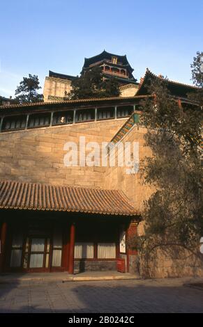 Le Palais d'été (Yiheyuan) a été créé à l'origine pendant la dynastie Ming, mais a été conçu dans sa forme actuelle par l'empereur Qing Qianlong (r. 1736 - 1795). C'est cependant la mère de Qianlong, l'impératrice de Qing Dowager Cixi, qui est le plus irrévocablement liée au palais, puisqu'elle l'avait restaurée deux fois pendant son règne, une fois en 1860 après qu'elle ait été pillé par les troupes britanniques et françaises pendant la seconde guerre De L'Opium, Et encore une fois en 1902, lorsque des troupes étrangères ont demandé des représailles à la Rébellion Boxer, un mouvement anti-chrétien. Banque D'Images