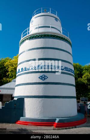 Le Hukuru Miskiiy (Mosquée du vendredi) est la plus importante mosquée des Maldives. Construit en origines vers 1153 au moment de la conversion à l'islam sur les ordres du Sultan Muhammad al-Adil, il a été restauré en 1338, puis renouvelé et agrandi en 1656-7 par le Sultan Ibrahim Iskandar I (1648-87). Le bâtiment est de corail hiri-ga finement sculpté, et porte quelques moulures d'inspiration artistique typiquement bouddhiste sur le sous-sol. Le portique a été érigé par Ibrahim Iskandar I à son retour du pèlerinage du hadj à la Mecque en 1668. Le munnaru (minaret), en forme de phare, était distinctif Banque D'Images