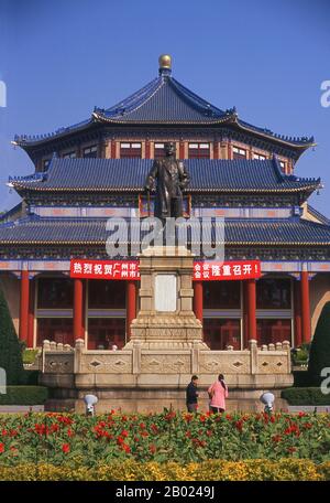 Sun Yat-sen (12 novembre 1866 – 12 mars 1925) était un leader politique et révolutionnaire chinois. En tant que pionnier de la Chine nationaliste, Sun est souvent appelé le père fondateur de la Chine républicaine. Sun a joué un rôle déterminant dans l'inspiration du renversement de la dynastie Qing, la dernière dynastie impériale de Chine. Il a été le premier président provisoire lorsque la République de Chine (ROC) a été fondée en 1912 et a par la suite co-fondé le Parti Populaire national chinois ou Kuomintang (KMT) où il a été son premier chef. Sun était un personnage unissant en Chine post-impériale, et reste Banque D'Images