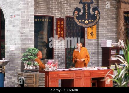 Liurong si (Temple des Six arbres Banyan) a été fondé il y a plus de 1 400 ans. Les arbres qui ont inspiré le poète et calligraphe du XIe siècle su Dongpo pour nommer le temple sont morts depuis. Surplombant tout est le Hua Ta (Flower Pagoda), une belle élancée de la dynastie Song, construite en 1097. Banque D'Images