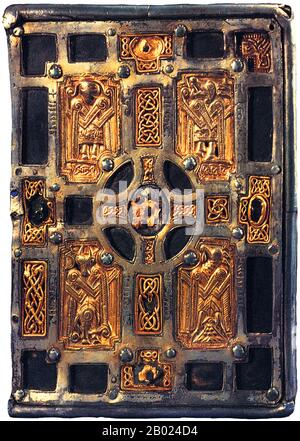 Irlande/Écosse : couverture du Livre de Kells, c. 800 EC. Le Livre de Kells (en irlandais : Leabhar Cheanannais) (Dublin, Trinity College Library, MS A. I. (58), parfois connu sous le nom de Livre de Columba) est un livre de l'Évangile manuscrit enluminé en latin, contenant les quatre Évangiles du Nouveau Testament ainsi que divers textes et tableaux du Préfatoire. Il a été créé par des moines celtiques vers 800 ou un peu plus tôt. Le texte des Évangiles est largement tiré de la Vulgate, bien qu'il comprenne également plusieurs passages tirés des versions antérieures de la Bible connues sous le nom de Vetus Latina. Banque D'Images