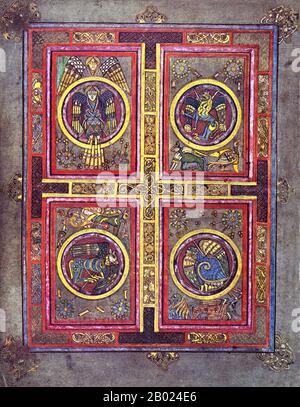 Irlande/Écosse : les symboles évangéliques. FOL. 129 V. le Livre de Kells, c. 800 EC. Le Livre de Kells (en irlandais : Leabhar Cheanannais) (Dublin, Trinity College Library, MS A. I. (58), parfois connu sous le nom de Livre de Columba) est un livre de l'Évangile manuscrit enluminé en latin, contenant les quatre Évangiles du Nouveau Testament ainsi que divers textes et tableaux du Préfatoire. Il a été créé par des moines celtiques vers 800 ou un peu plus tôt. Le texte des Évangiles est largement tiré de la Vulgate, bien qu'il comprenne également plusieurs passages tirés de versions antérieures de la Bible connues sous le nom de Vetus Latina. Banque D'Images