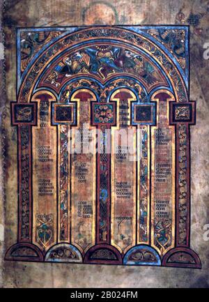 Irlande/Écosse : une page du Canon Eusabian. Le Livre de Kells, c. 800 EC. Le Livre de Kells (en irlandais : Leabhar Cheanannais) (Dublin, Trinity College Library, MS A. I. (58), parfois connu sous le nom de Livre de Columba) est un livre de l'Évangile manuscrit enluminé en latin, contenant les quatre Évangiles du Nouveau Testament ainsi que divers textes et tableaux du Préfatoire. Il a été créé par des moines celtiques vers 800 ou un peu plus tôt. Le texte des Évangiles est largement tiré de la Vulgate, bien qu'il comprenne également plusieurs passages tirés des versions antérieures de la Bible connues sous le nom de Vetus Latina. Banque D'Images