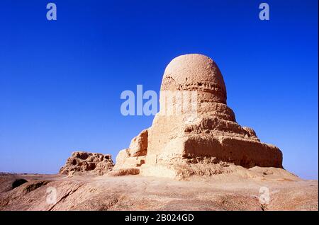 Au nord-est de Kashgar (Kashi) se trouvent les restes de Hanuoyi Gucheng (ville ancienne de Ha Noi) et de Mu’er Fota (pagode Mor), tous deux datant de la période pré-islamique où le bouddhisme prospérait au Xinjiang, et contemporains avec d'autres villes abandonnées dans le désert de Taklakan comme Niya et Karahoja. Pensée pour avoir prospéré entre les 7ème et 12ème centenaire AD. Les vestiges de la Pagode Mor sont révélateurs de la civilisation bouddhiste qui a prospéré ici. Banque D'Images