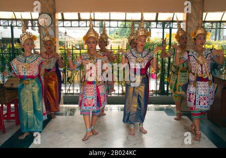 Thaïlande: Danseurs traditionnels thaïlandais au sanctuaire d'Erawan (San Phra Phrom), Bangkok. Le sanctuaire d'Erawan, sous la gare de Chit LOM Skytrain à Bangkok, représente le dieu hindou à quatre têtes de la création, Brahma, et a été érigé en 1956 après une série de mésavenses fatales ont été frayés par la construction de l'hôtel Erawan original. Des danseurs traditionnels thaïlandais, situés en permanence au sanctuaire, sont embauchés pour danser par les fidèles en échange de voir leurs prières au sanctuaire répondues. Banque D'Images