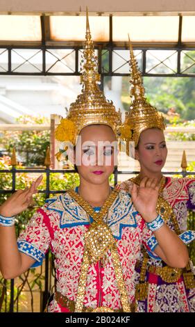 Thaïlande: Danseurs traditionnels thaïlandais au sanctuaire d'Erawan (San Phra Phrom), Bangkok. Le sanctuaire d'Erawan, sous la gare de Chit LOM Skytrain à Bangkok, représente le dieu hindou à quatre têtes de la création, Brahma, et a été érigé en 1956 après une série de mésavenses fatales ont été frayés par la construction de l'hôtel Erawan original. Des danseurs traditionnels thaïlandais, situés en permanence au sanctuaire, sont embauchés pour danser par les fidèles en échange de voir leurs prières au sanctuaire répondues. Banque D'Images