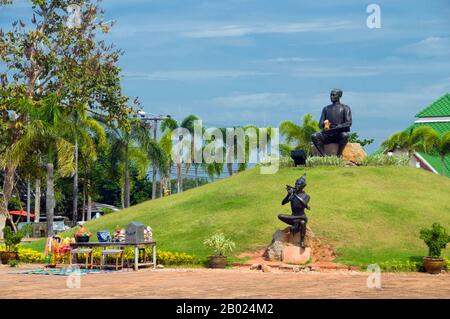 Sunthorn Phu (1786-1855) était un poète de cour sous Rama II, III et IV, et reste le poète le plus célèbre de Thaïlande. La carrière de Phu en tant que poète royal a commencé sous le règne du roi Rama II, et lorsque le roi est mort, il a démissionné de son rôle et est devenu moine. Vingt ans plus tard, sous le règne du roi Rama III, il est retourné à la cour en tant que scribe royal, où il est resté pour le reste de sa vie. Phu était particulièrement réputé pour la composition du verset, et ses conventions dans la poésie épique sont populaires en Thaïlande jusqu'à présent. Ses œuvres canoniques comprennent Nirat Phukaothong (une collection de poèmes représentant son jour Banque D'Images