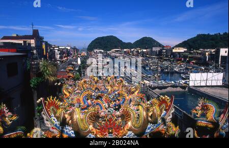 Le Temple Nantien est dédié à Matsu, déesse de la mer. Mazu (Wade–Giles: Matsu, Vietnamien: Ma To) est la déesse indigène de la mer qui est dit de protéger les pêcheurs et les marins, et est invoqué comme le Saint patron de tous les Chinois du Sud et les Asiatiques de l'est. Né en tant que Lin Moniang à Fujian vers 960 ce, le culte de Mazu a commencé autour de la dynastie Ming, quand de nombreux temples dédiés à elle ont été érigés dans toute la Chine continentale, se propageant plus tard à d'autres pays avec des populations chinoises d'outre-mer. Mazu est largement adorée dans les zones côtières du sud-est de la Chine et de la région voisine Banque D'Images